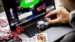 মোবাইলে লাকি স্পিন গাইড পড়ার দৃশ্য